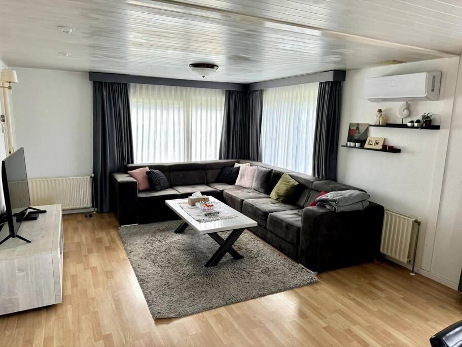 Luxe Chalet In Prachtig Natuurgebied Lith Bagian luar foto
